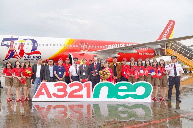Tàu bay mang biểu tượng kỷ niệm 50 năm quan hệ ngoại giao Việt – Pháp đã về tới TP.HCM sau hành trình cảm xúc- Ảnh 3.