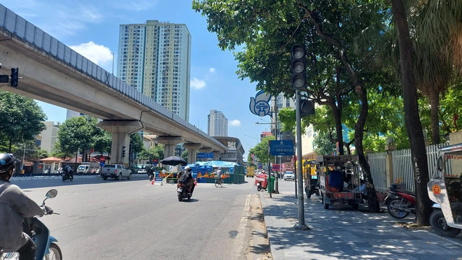 Vì đâu một nút giao ở Hà Nội ùn tắc, bị rào chắn thi công bỗng… thông thoáng bất ngờ? - Ảnh 2.