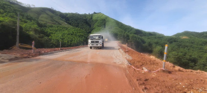 "Làm ngày, làm đêm" để sớm hoàn thành sửa chữa đoạn QL18B bị đứt gãy do thiên tai - Ảnh 4.