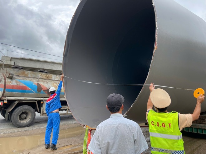 Video: CSGT Đà Nẵng "mật phục" tóm gọn xe đầu kéo chở hàng siêu trường vi phạm- Ảnh 3.