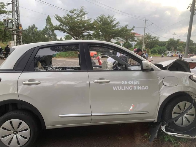 Xe lái thử Wuling Bingo bị tông nát đầu, người dùng tiếp tục quay lưng - Ảnh 1.