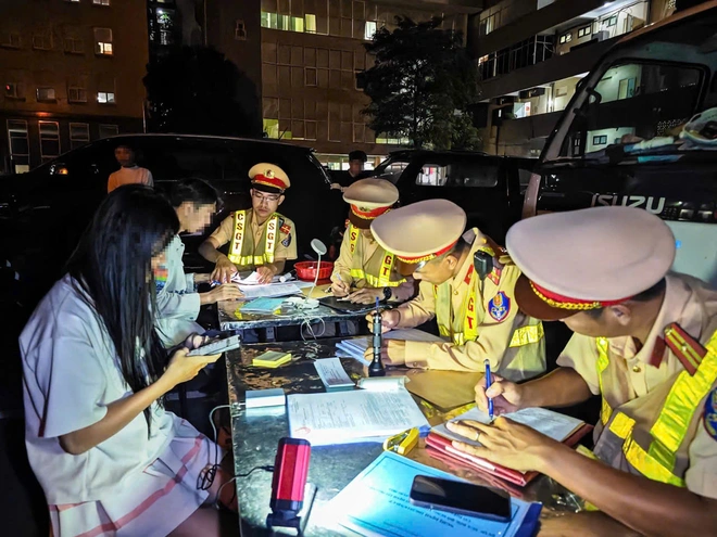 Video liên quân cảnh sát Hà Nội hoá trang vây bắt "quái xế"- Ảnh 10.