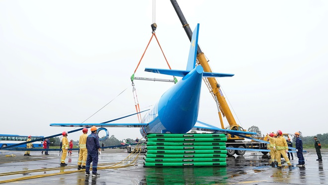 Cận cảnh tình huống chữa cháy, cứu nạn tàu bay gặp sự cố - Ảnh 4.