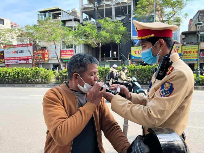 Vừa mở cao điểm, CSGT phát hiện nhiều vi phạm nồng độ cồn vượt mức kịch khung - Ảnh 3.