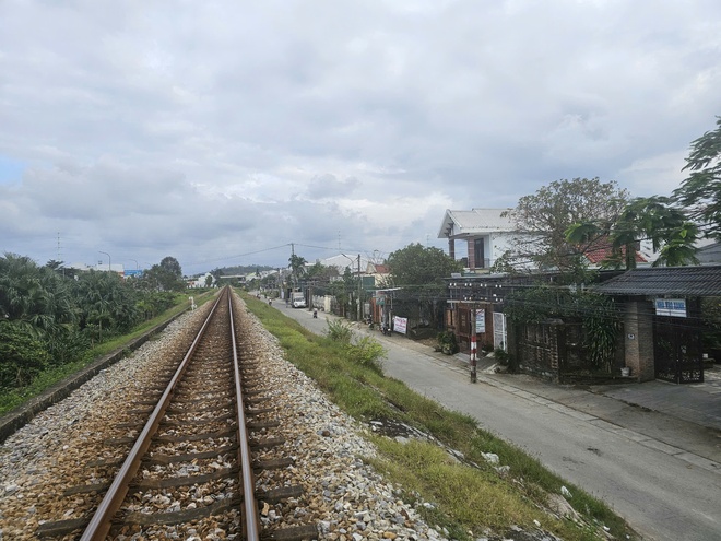 Thừa Thiên Huế: Cần bảo vệ an toàn dãy cột thông tin đường sắt Bắc – Nam vô tình “mọc” trên đường giao thông - Ảnh 2.