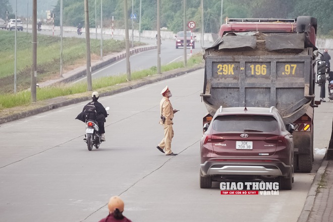 CSGT, Thanh tra GTVT tăng cường xử lý xe quá tải đi qua cầu Đuống- Ảnh 4.