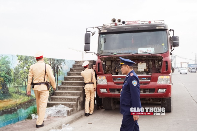 CSGT, Thanh tra GTVT tăng cường xử lý xe quá tải đi qua cầu Đuống- Ảnh 7.