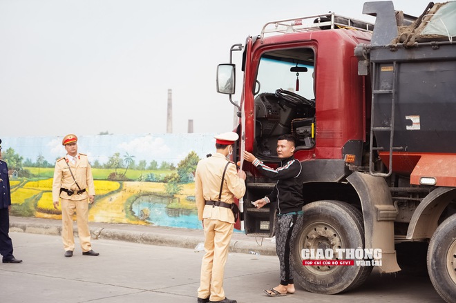 CSGT, Thanh tra GTVT tăng cường xử lý xe quá tải đi qua cầu Đuống- Ảnh 6.