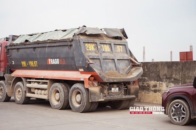 CSGT, Thanh tra GTVT tăng cường xử lý xe quá tải đi qua cầu Đuống- Ảnh 5.