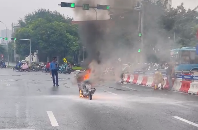 Video CSGT, TTGT nhanh trí dùng bình cứu hỏa dập lửa xe máy bốc cháy tại Hà Nội- Ảnh 2.