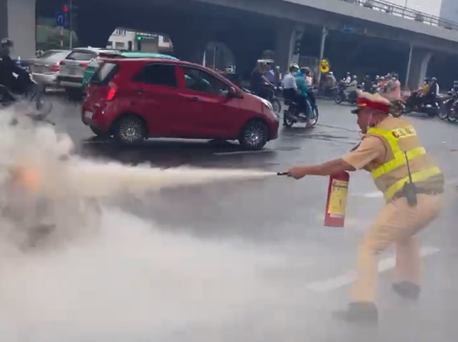 Video CSGT, TTGT nhanh trí dùng bình cứu hỏa dập lửa xe máy bốc cháy tại Hà Nội- Ảnh 4.