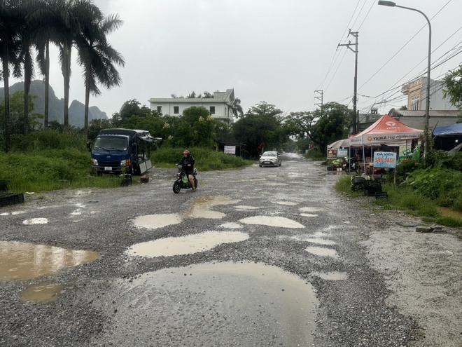 Quảng Ninh: Tỉnh lộ xuống cấp vẫn “còng lưng gánh” xe có dấu hiệu quá tải hàng đêm- Ảnh 3.