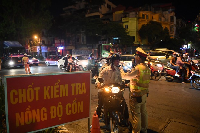 Kiểm tra xuyên đêm, CSGT Hà Nội phát hiện nhiều tài xế "ma men" vi phạm vượt mức kịch khung - Ảnh 1.