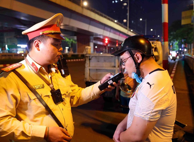 Kiểm tra xuyên đêm, CSGT Hà Nội phát hiện nhiều tài xế "ma men" vi phạm vượt mức kịch khung - Ảnh 3.