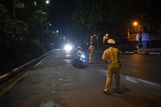 Kiểm tra xuyên đêm, CSGT Hà Nội phát hiện nhiều tài xế "ma men" vi phạm vượt mức kịch khung - Ảnh 2.