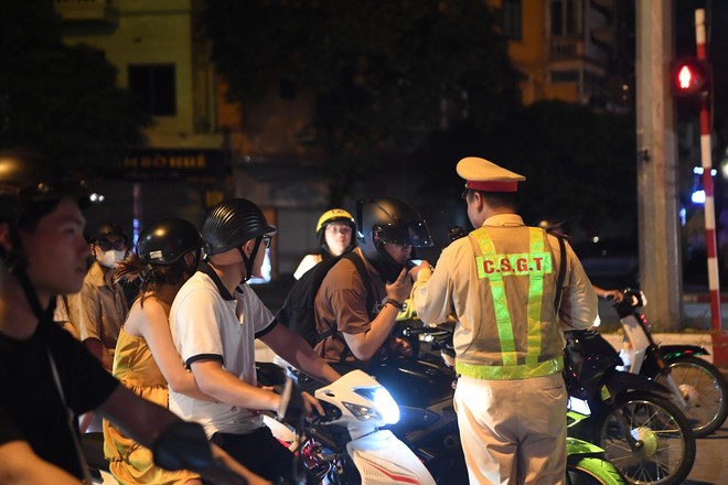Kiểm tra xuyên đêm, CSGT Hà Nội phát hiện nhiều tài xế "ma men" vi phạm vượt mức kịch khung - Ảnh 5.