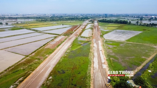 Công trường Vành đai 4 Hà Nội chằng chịt dây điện cản tiến độ thi công- Ảnh 1.