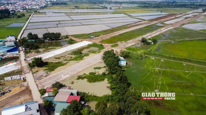 Công trường Vành đai 4 Hà Nội chằng chịt dây điện cản tiến độ thi công- Ảnh 2.