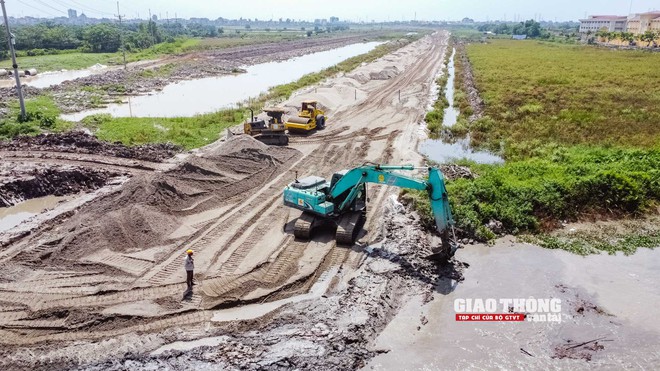 Công trường Vành đai 4 Hà Nội chằng chịt dây điện cản tiến độ thi công- Ảnh 7.