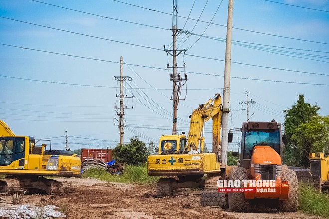 Công trường Vành đai 4 Hà Nội chằng chịt dây điện cản tiến độ thi công- Ảnh 24.