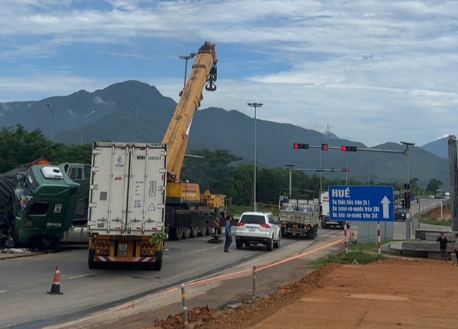 Video hiện trường vụ TNGT xe đầu kéo và ô tô tải trên đường Nam Hải Vân, 1 người bị thương- Ảnh 3.