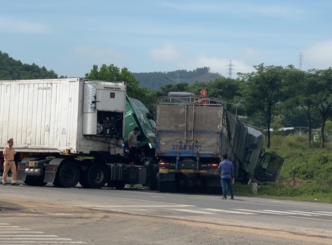 Video hiện trường vụ TNGT xe đầu kéo và ô tô tải trên đường Nam Hải Vân, 1 người bị thương- Ảnh 4.