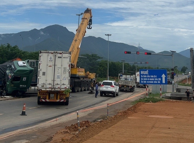 Video hiện trường vụ TNGT xe đầu kéo và ô tô tải trên đường Nam Hải Vân, 1 người bị thương- Ảnh 7.