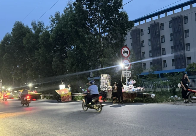Bắc Giang: Chợ cóc “mọc” hết đường gom QL1 thuộc thị xã Việt Yên- Ảnh 4.