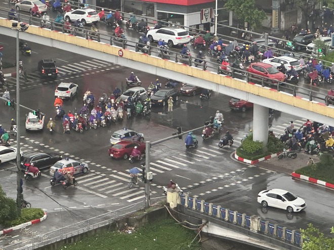 Cận cảnh nhiều tuyến đường Hà Nội ngập sâu sau mưa lớn, CSGT căng mình hướng dẫn giao thông- Ảnh 8.