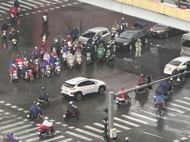 Cận cảnh nhiều tuyến đường Hà Nội ngập sâu sau mưa lớn, CSGT căng mình hướng dẫn giao thông- Ảnh 9.