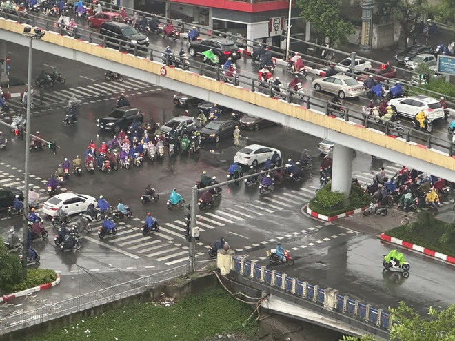 Cận cảnh nhiều tuyến đường Hà Nội ngập sâu sau mưa lớn, CSGT căng mình hướng dẫn giao thông- Ảnh 6.