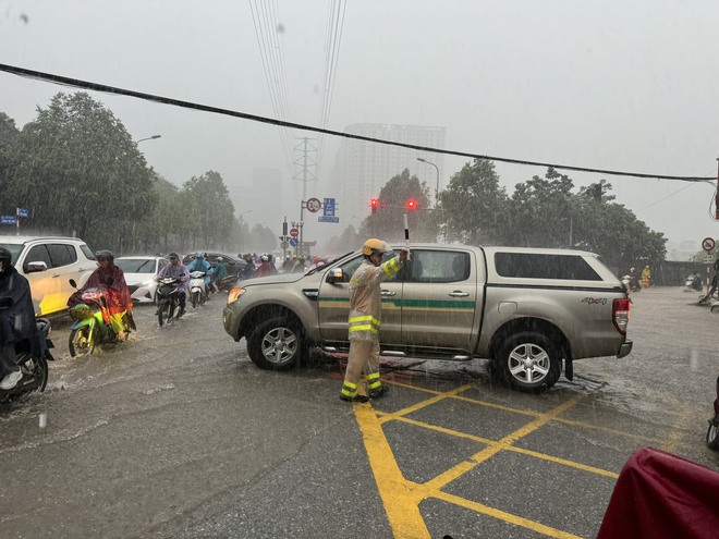 Cận cảnh nhiều tuyến đường Hà Nội ngập sâu sau mưa lớn, CSGT căng mình hướng dẫn giao thông- Ảnh 4.
