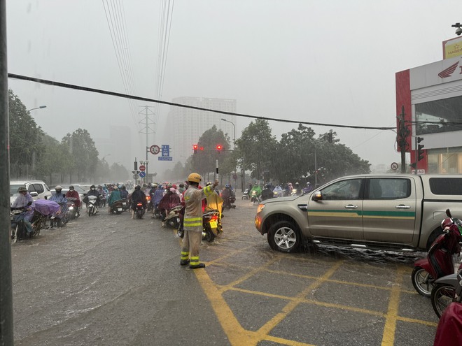 Cận cảnh nhiều tuyến đường Hà Nội ngập sâu sau mưa lớn, CSGT căng mình hướng dẫn giao thông- Ảnh 2.