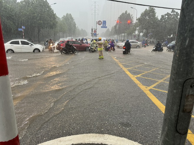 Cận cảnh nhiều tuyến đường Hà Nội ngập sâu sau mưa lớn, CSGT căng mình hướng dẫn giao thông- Ảnh 3.