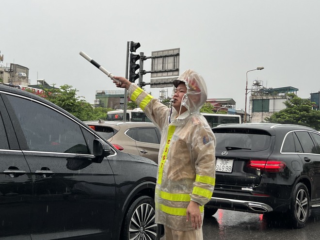 Cận cảnh nhiều tuyến đường Hà Nội ngập sâu sau mưa lớn, CSGT căng mình hướng dẫn giao thông- Ảnh 10.