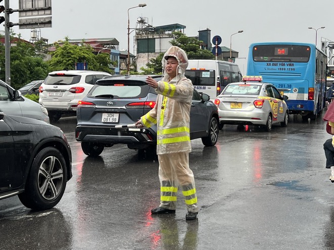 Cận cảnh nhiều tuyến đường Hà Nội ngập sâu sau mưa lớn, CSGT căng mình hướng dẫn giao thông- Ảnh 7.