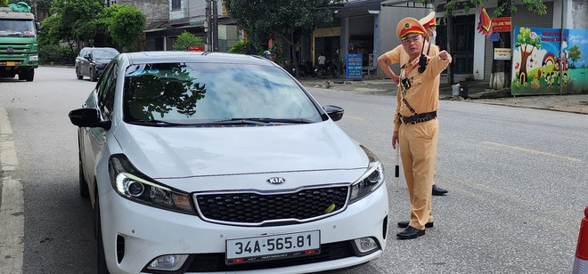 Yên Bái: CSGT hóa trang ghi hình xe đầu kéo chạy quá tốc độ khu đông dân cư- Ảnh 3.