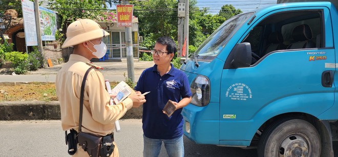 Biết chạy quá tốc độ, lái xe rẽ đường khác để trốn nhưng CSGT đã có "độc chiêu"- Ảnh 5.