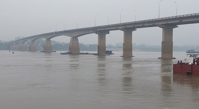 Cảnh báo tàu thuyền vi phạm, lưu thông nguy hiểm tại khu vực sửa chữa cầu Trung Hà- Ảnh 3.