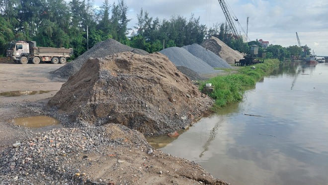 Nhiều cảng, bến thủy "đua nhau" uy hiếp an toàn đê sông Hồng, Ninh Cơ- Ảnh 20.