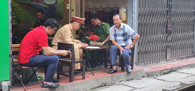 Liên ngành ký cam kết đảm bảo ATGT cho hàng trăm hộ dân phố "cà phê đường tàu"- Ảnh 3.