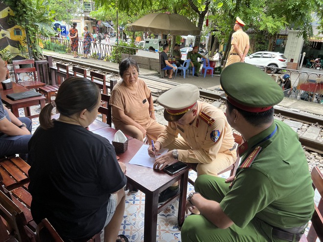 Liên ngành ký cam kết đảm bảo ATGT cho hàng trăm hộ dân phố "cà phê đường tàu"- Ảnh 6.