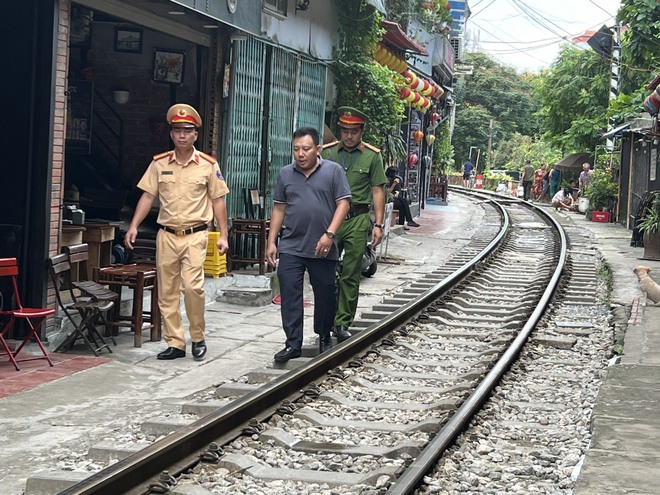 Liên ngành ký cam kết đảm bảo ATGT cho hàng trăm hộ dân phố "cà phê đường tàu"- Ảnh 4.