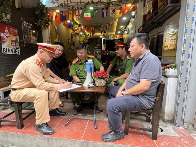 Liên ngành ký cam kết đảm bảo ATGT cho hàng trăm hộ dân phố "cà phê đường tàu"- Ảnh 1.