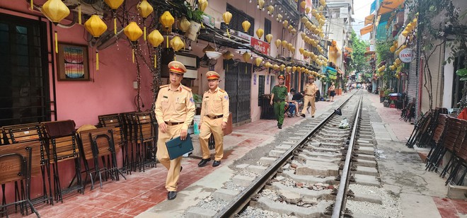 Liên ngành ký cam kết đảm bảo ATGT cho hàng trăm hộ dân phố "cà phê đường tàu"- Ảnh 5.