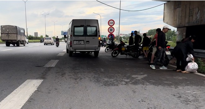 Xe dù bến cóc, bán hàng rong "bủa vây" các cửa ngõ TP. Bắc Ninh- Ảnh 4.