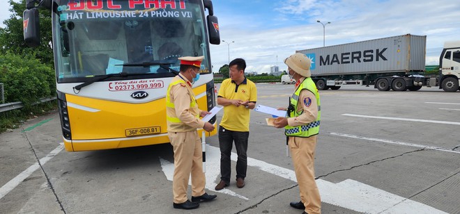 Video CSGT hóa trang ghi hình, "đón lõng" bắt xe khách vượt ẩu trên cao tốc- Ảnh 8.