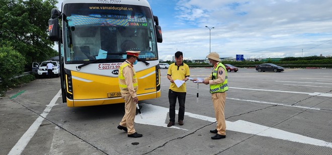 Video CSGT hóa trang ghi hình, "đón lõng" bắt xe khách vượt ẩu trên cao tốc- Ảnh 7.