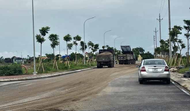 Thái Bình: Xe chở vật liệu có dấu hiệu quá tải phục vụ dự án Cụm công nghiệp Nam Hà- Ảnh 5.