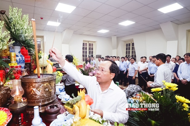 Lãnh đạo Bộ GTVT dâng hương Chủ tịch Hồ Chí Minh nhân kỷ niệm Ngày Thương binh Liệt sĩ- Ảnh 9.